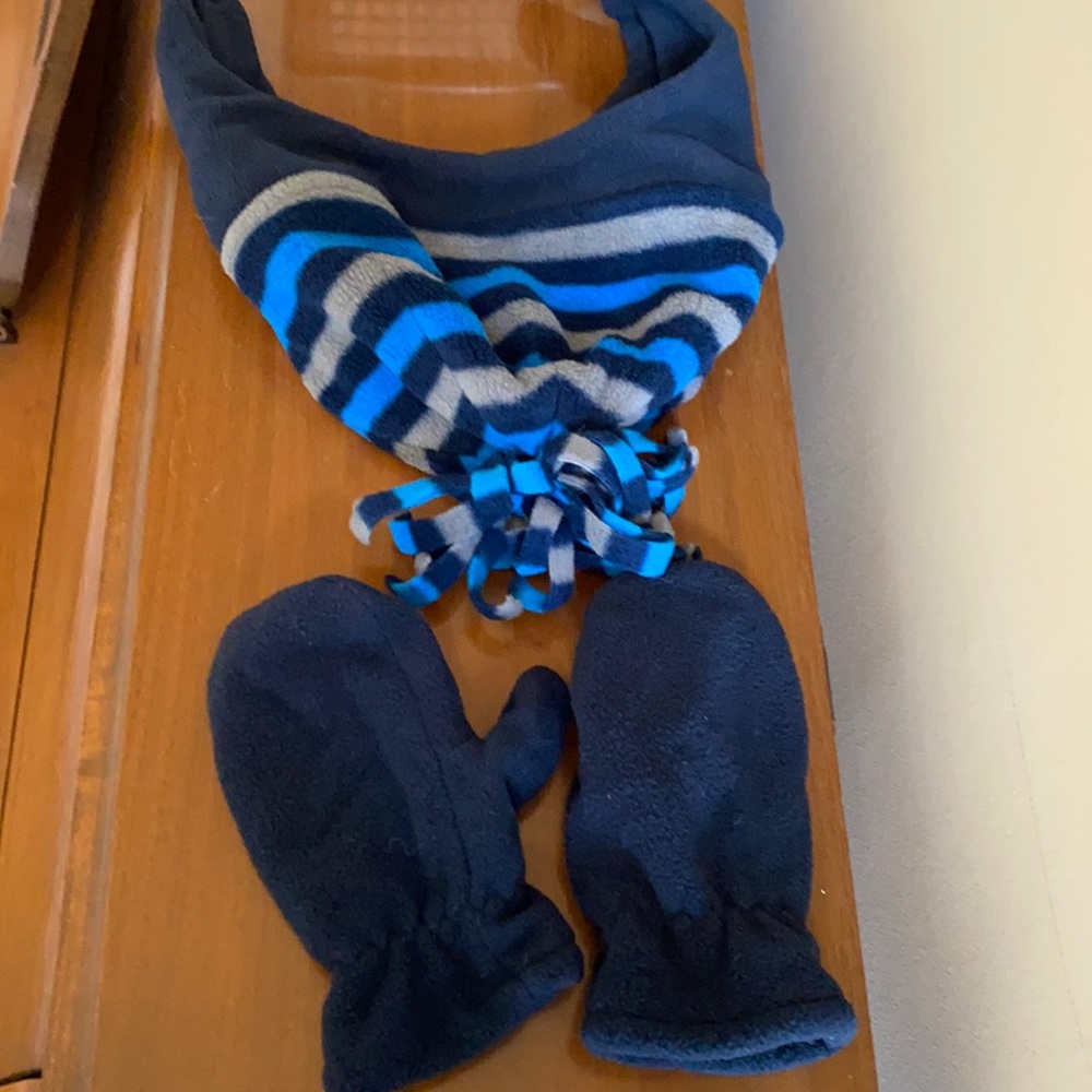 Old Navy hat and mitten set